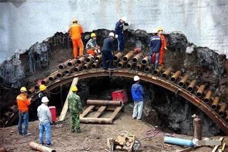 鹤岗隧道钢花管支护案例